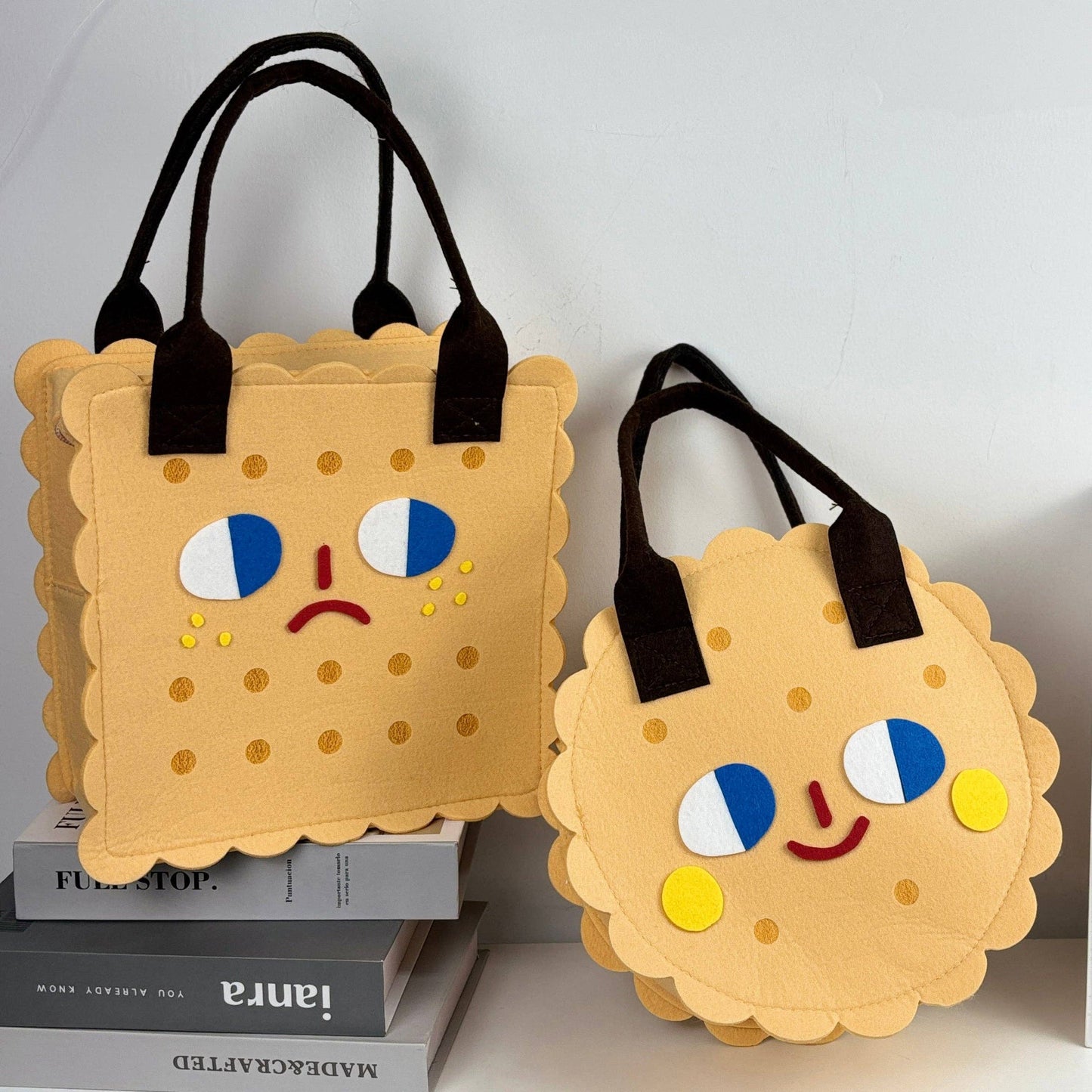 BISUKETTO: Circle Large Felt Structured Bag