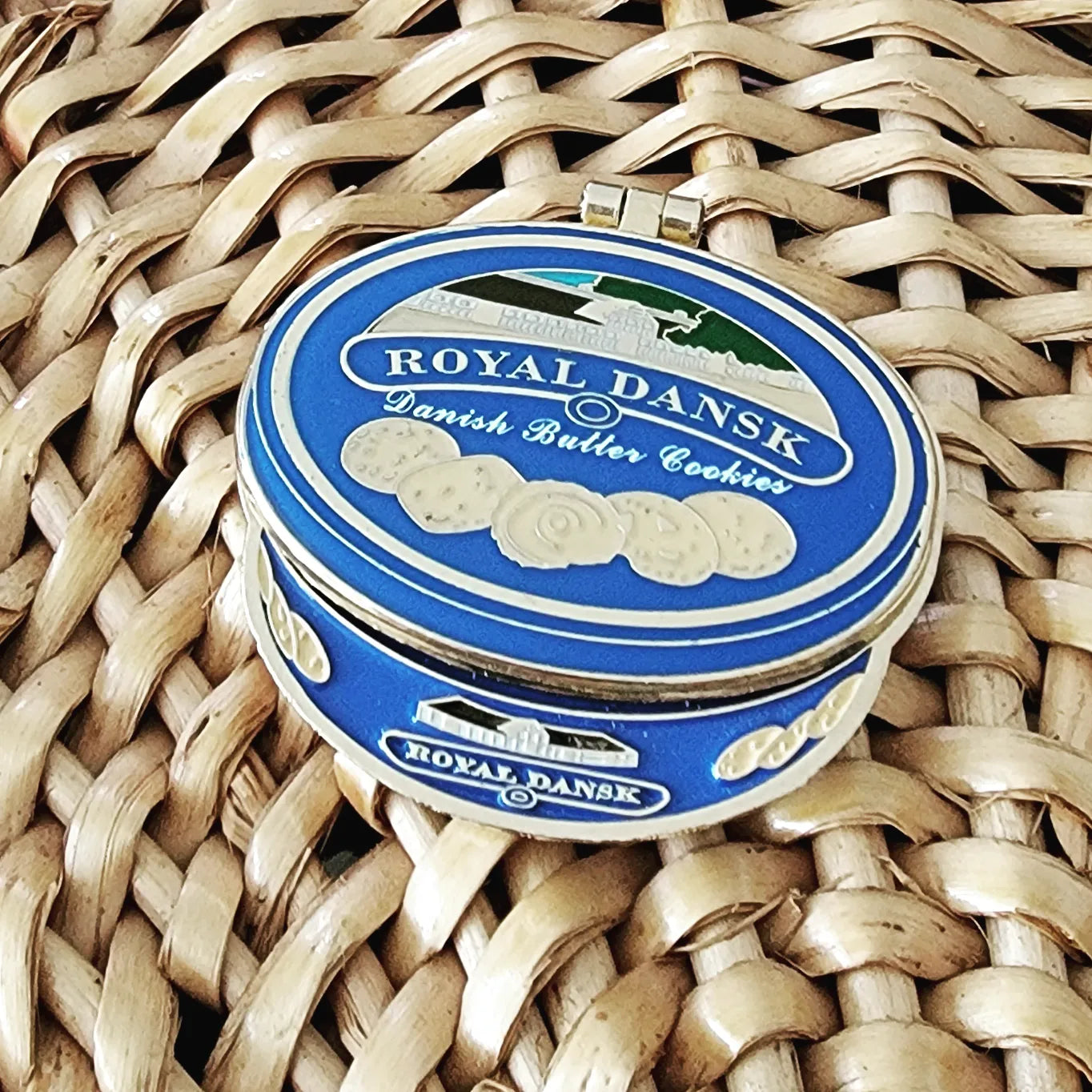 Jumbo Filipino Sewing Enamel Pin